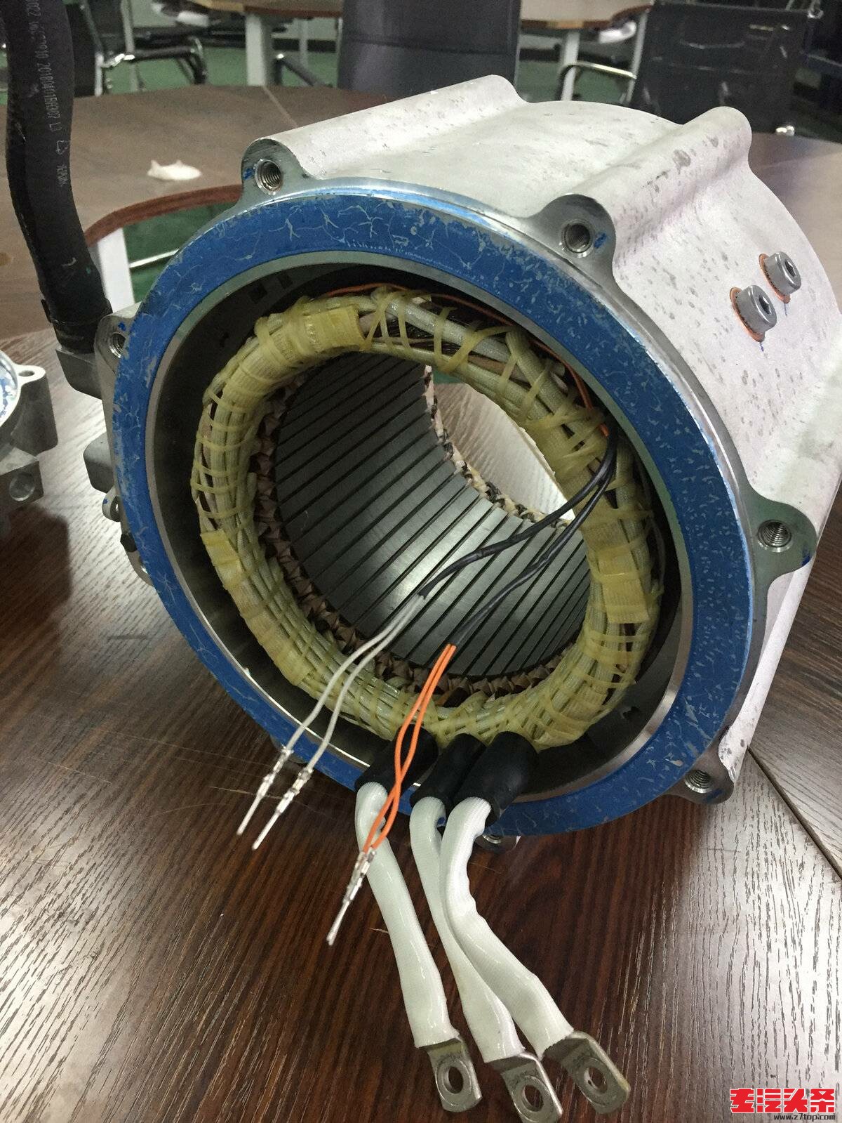 5r5lkyr41yb10501.jpg