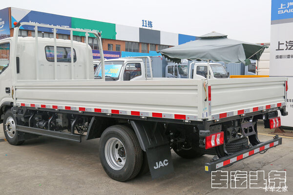 kcbmk0dogv046.jpg